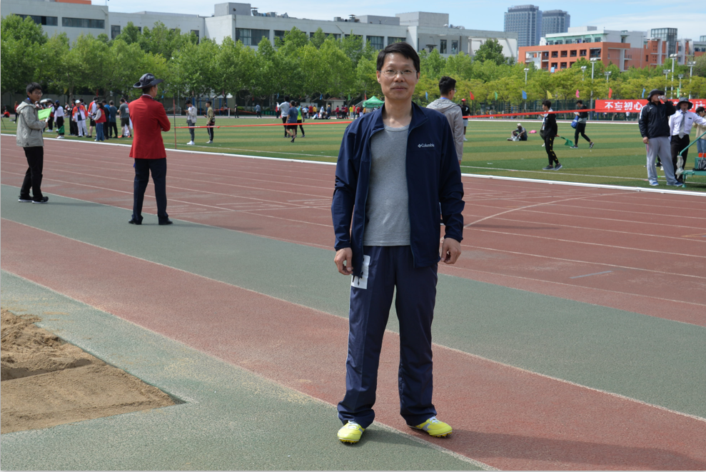 王荣明老师男子100米比赛后留念 尚佳辉摄